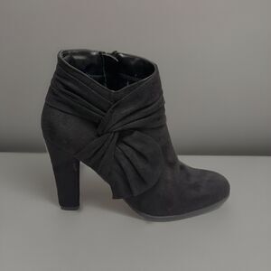Impo Ochoa Women’s Black Faux Suede Ankle  Boots Size 6M Bow Zippered 4" Heel
